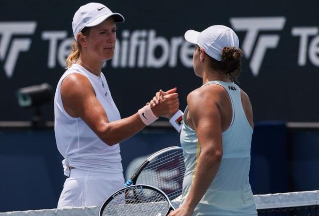 开云体育官网-巴蒂“过山车大战”淘汰阿扎伦卡 重返迈阿密赛八强